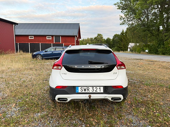 Volvo V40 Cross Country 2 of 14