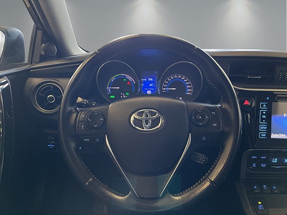 Toyota Auris 12 of 25