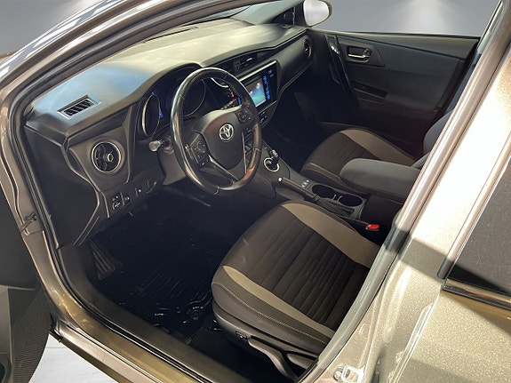 Toyota Auris 8 of 25
