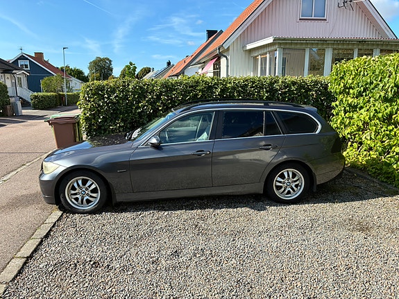 BMW 325i 3 of 5