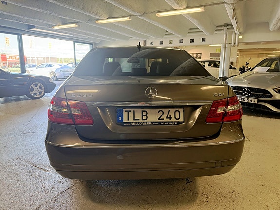 Mercedes-Benz E200 11 of 24