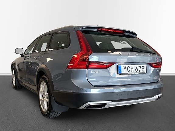 Volvo V90 Cross Country 2 of 15