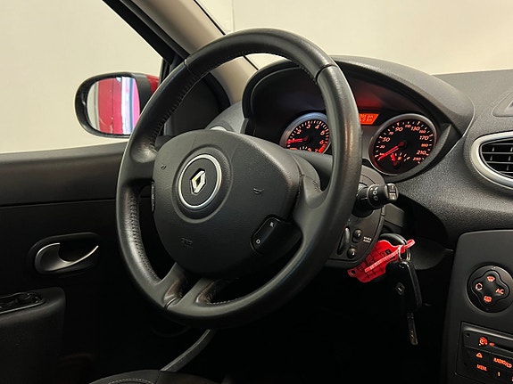 Renault Clio 18 of 23