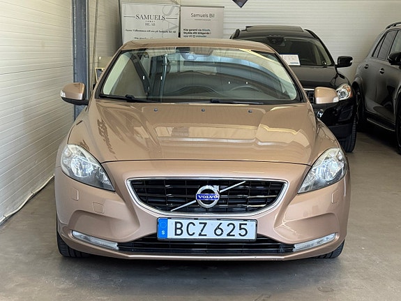 Volvo V40 3 of 24