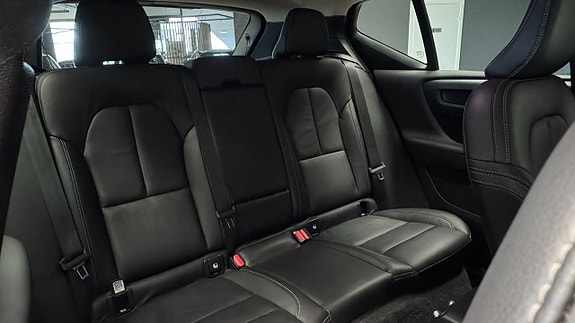 Volvo XC40 8 of 18