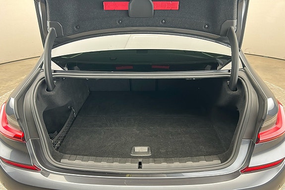 BMW 330e 14 of 26