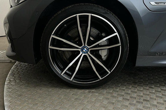 BMW 330e 12 of 26