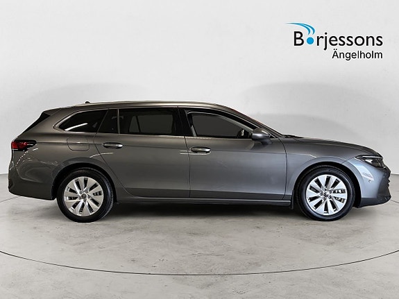 Volkswagen Passat 2 of 15
