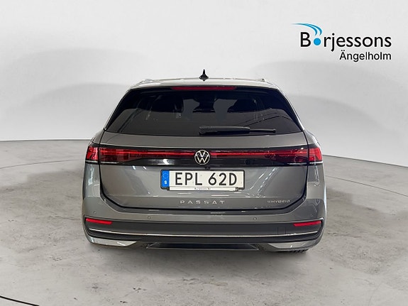 Volkswagen Passat 4 of 15