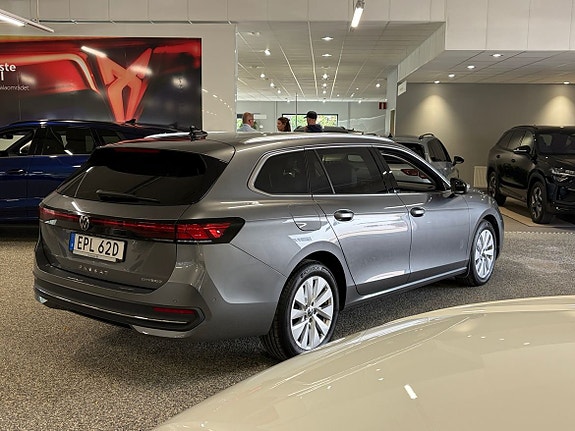 Volkswagen Passat 3 of 15