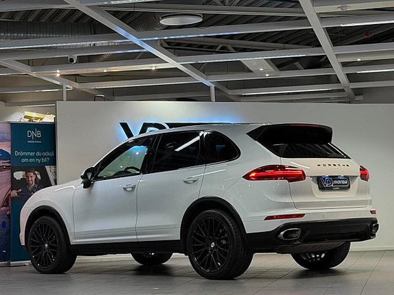 Porsche Cayenne 3 of 24