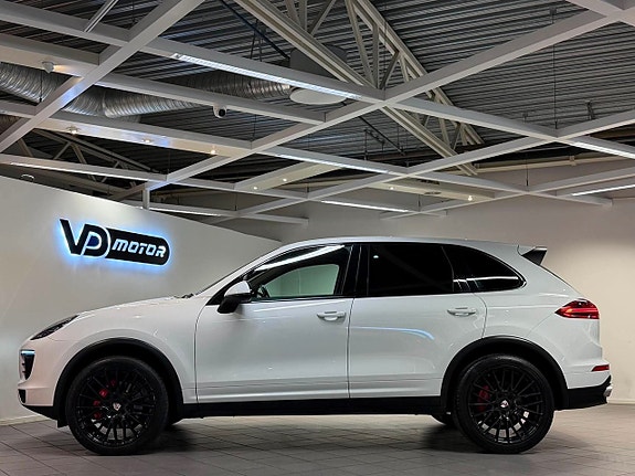 Porsche Cayenne 2 of 24
