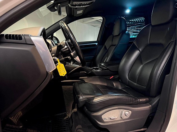 Porsche Cayenne 14 of 24