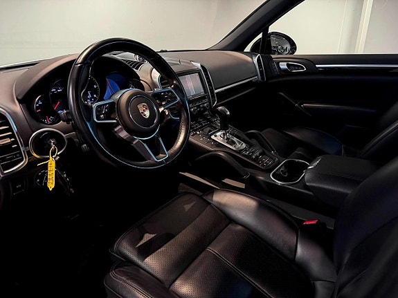 Porsche Cayenne 13 of 24