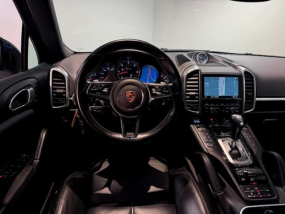 Porsche Cayenne 12 of 24