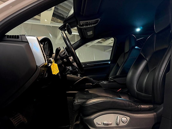 Porsche Cayenne 15 of 24