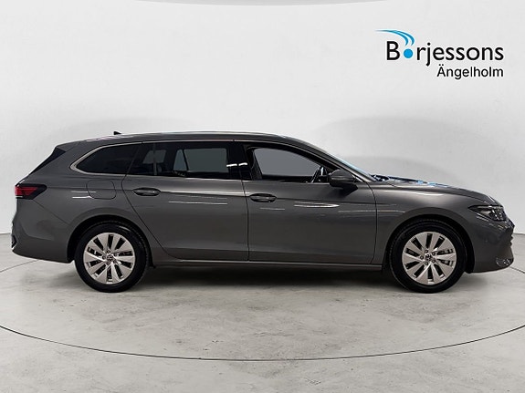 Volkswagen Passat 2 of 14