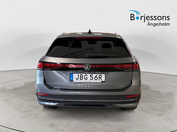 Volkswagen Passat 4 of 14
