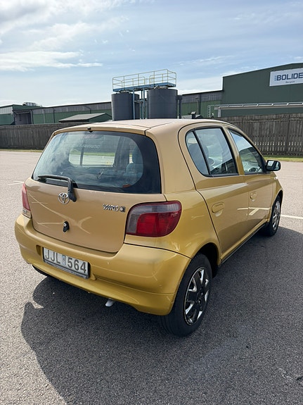 Toyota Yaris 3 of 5