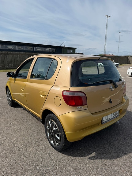 Toyota Yaris 4 of 5