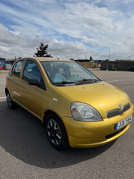 Toyota Yaris 2 of 5