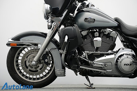 Harley-Davidson Electra Glide Ultra Classic* Vance & Hines 13 of 30