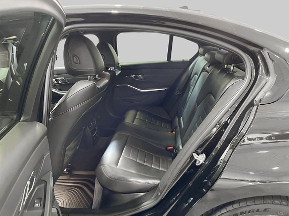 BMW 330i 10 of 18