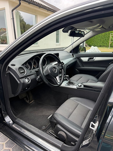 Mercedes-Benz C180 9 of 17