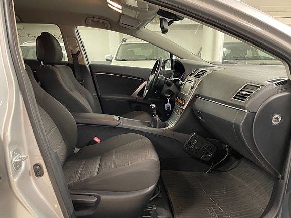 Toyota Avensis 12 of 25