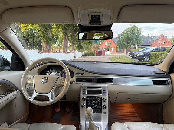 Volvo S80 3 of 5