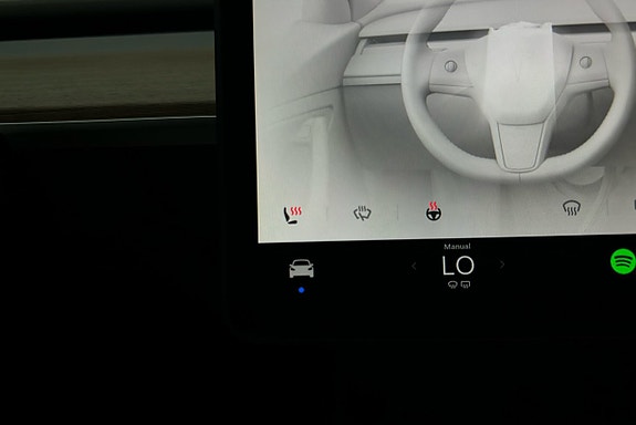 Tesla Model Y 16 of 21