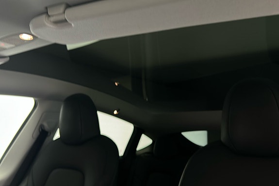 Tesla Model Y 13 of 21
