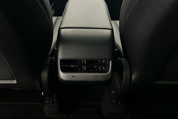 Tesla Model Y 18 of 21