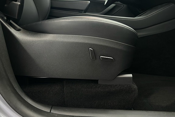 Tesla Model Y 12 of 21