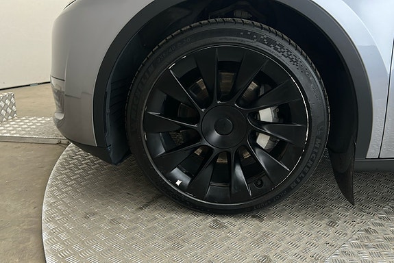 Tesla Model Y 7 of 21