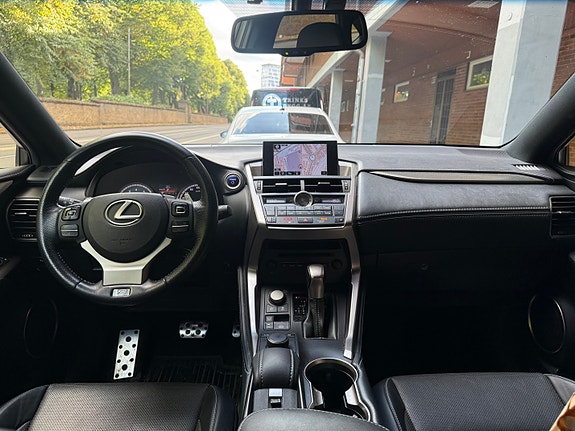 Lexus NX300h 8 of 12