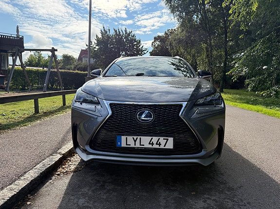Lexus NX300h 2 of 12