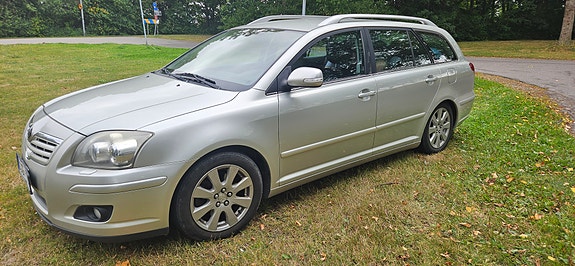 Toyota Avensis 2 of 7
