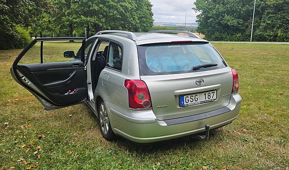 Toyota Avensis 3 of 7