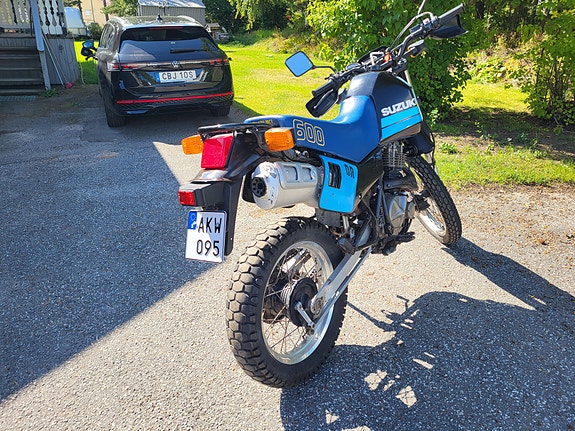 Suzuki DR 600 2 of 5