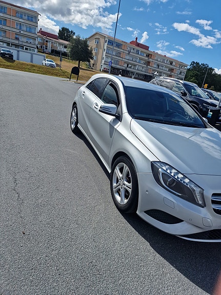 Mercedes-Benz A180 2 of 5