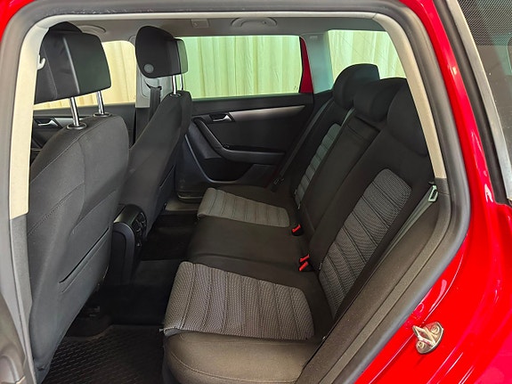 Volkswagen Passat 27 of 30