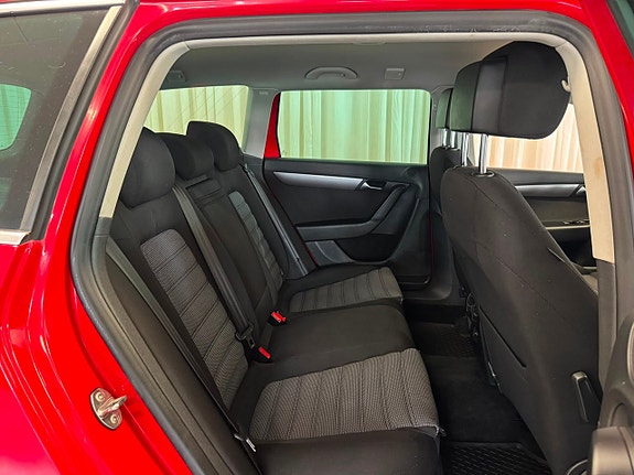 Volkswagen Passat 26 of 30