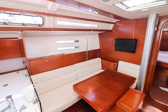 Dufour 40E Performance - 2010 9 of 12