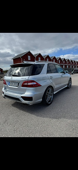 Mercedes-Benz ML63 4 of 9