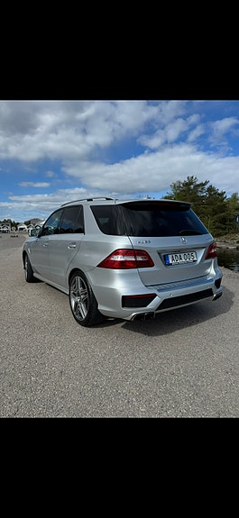 Mercedes-Benz ML63 3 of 9