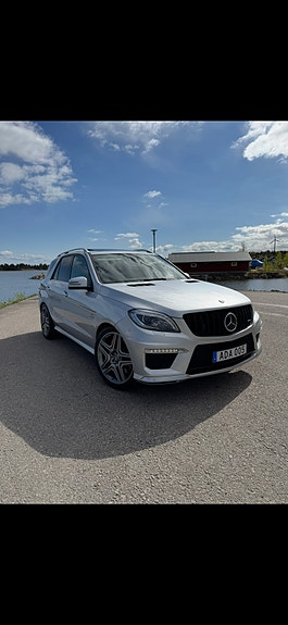 Mercedes-Benz ML63 2 of 9