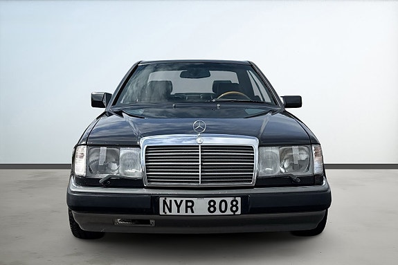 Mercedes-Benz 230 CE 8 of 28