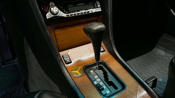 Mercedes-Benz 230 CE 25 of 28