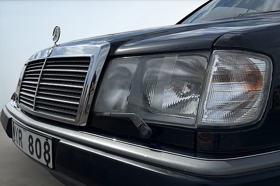 Mercedes-Benz 230 CE 10 of 28